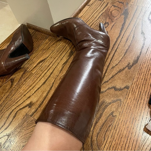 Elegant Brown Leather Knee-High Boots - Picture 5 of 11